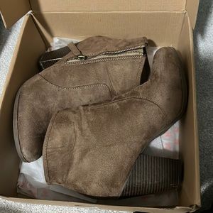 Journee Collection link booties size 8.5